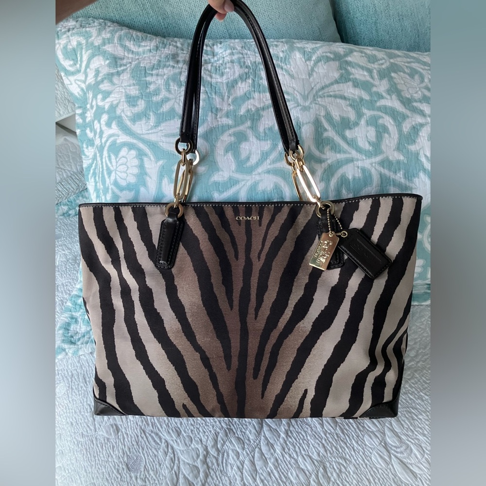 🤎Oct 3 day sale🤎 COACH Madison East West Zebra Tote - NWOT